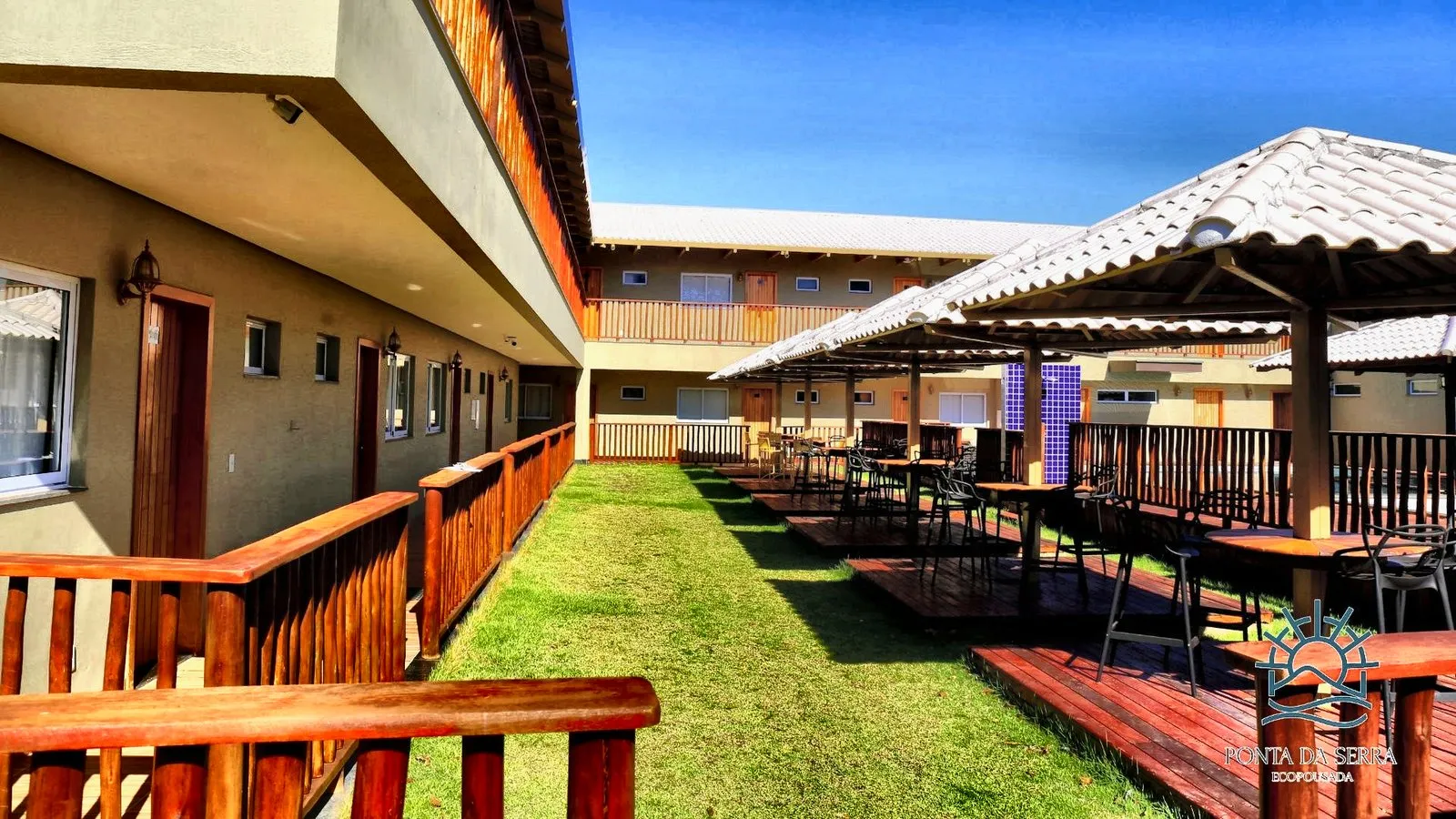 Pátio e apartamentos