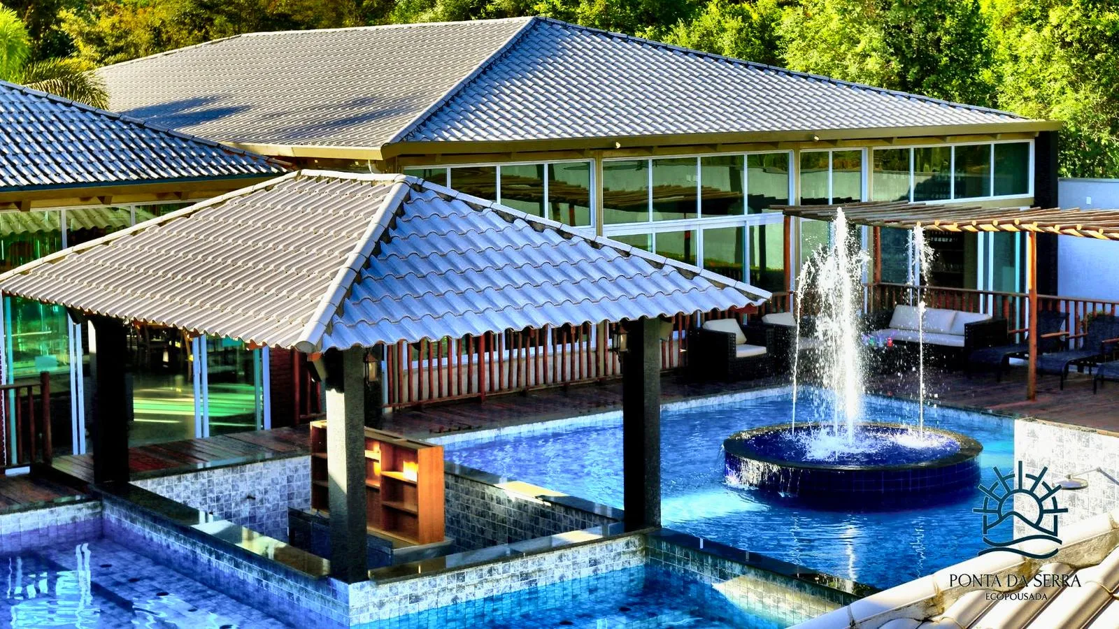 Piscina, fonte e bar na água